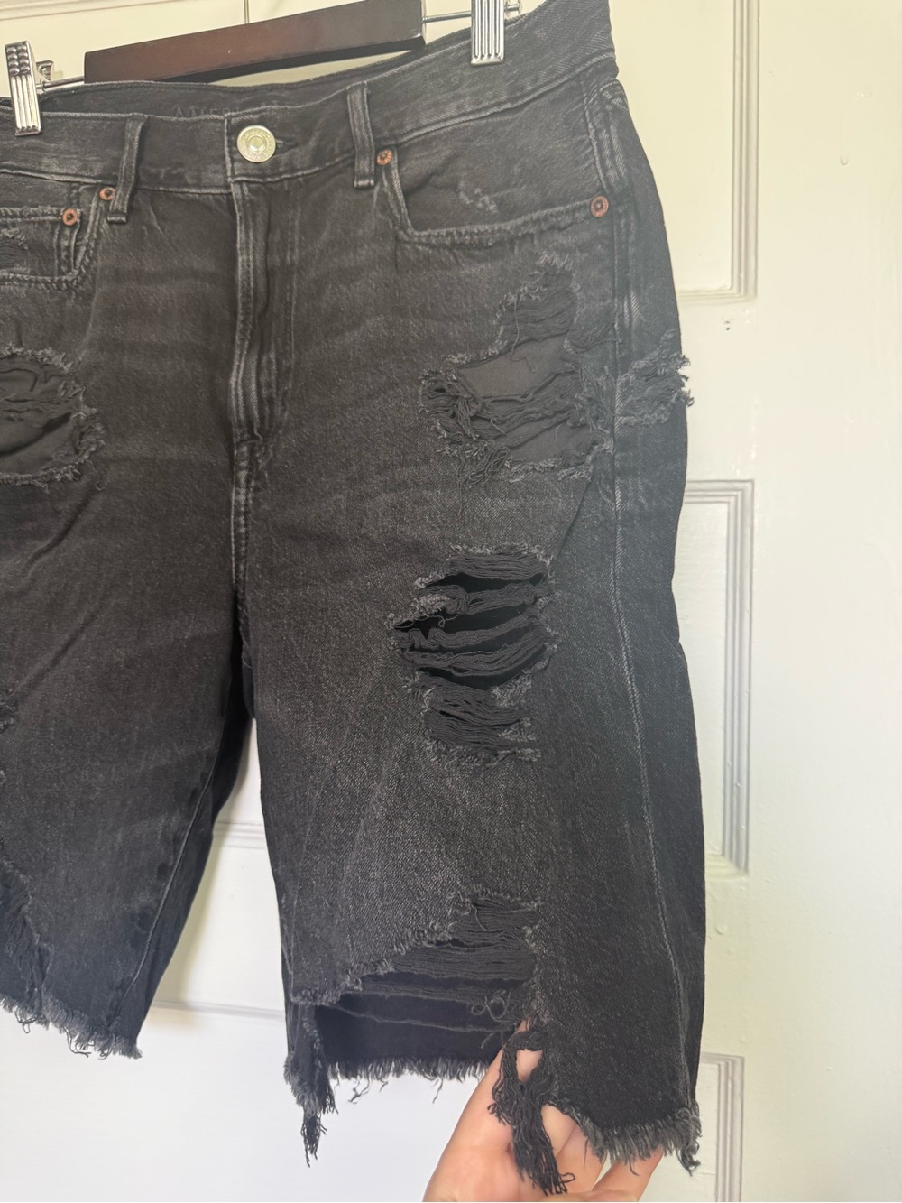 American Eagle Outfitters 90’s Boyfriend Black Distressed Denim Jean Shorts Sz 8 - Picture 7 of 15